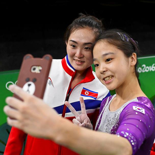 La nordcoreana Hong passer comunque alla storia dell&#39;Olimpiade per il selfie con la sudcoreana Lee Eun-ju (durante le qualificazioni). Twitter